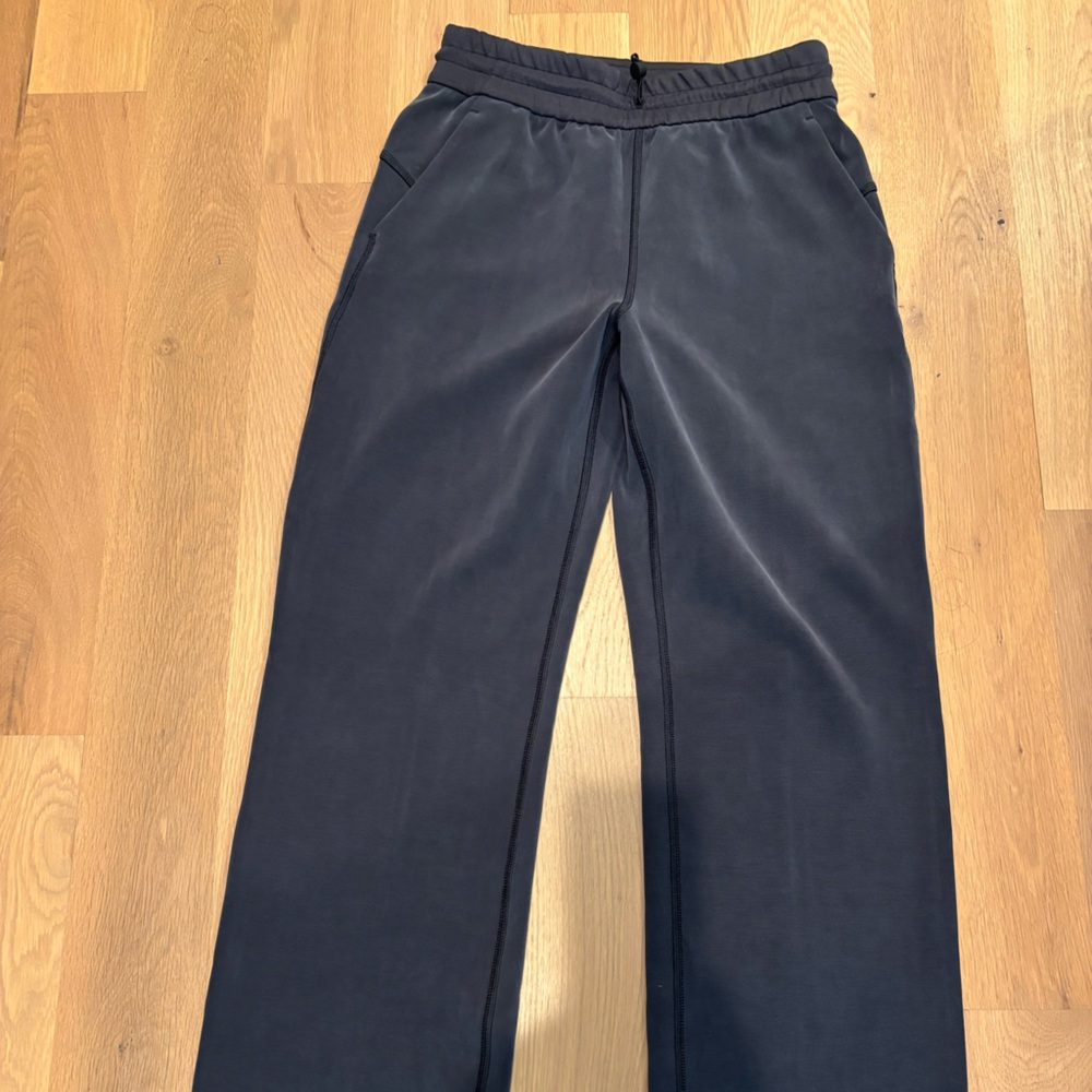 Lululemon Scuba Joggers. Size 4. BNWOT.